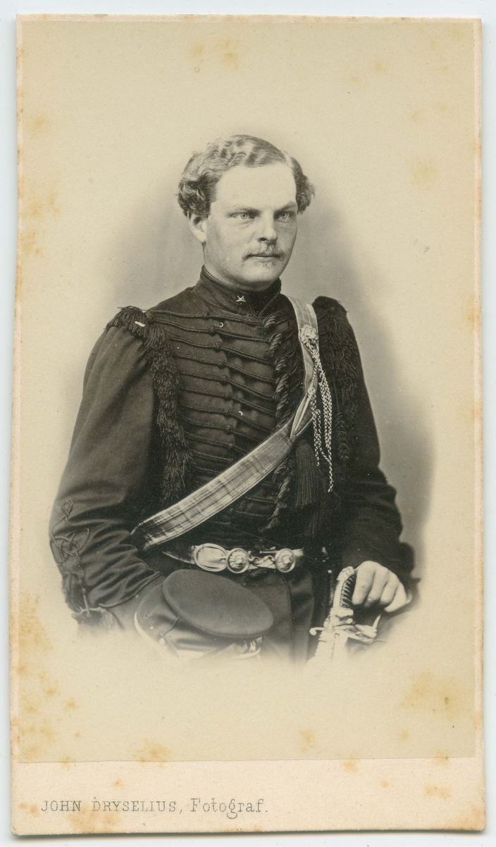 Porträtt på Major Oscar, Mauritz, Zakarias Krusenstierna född år 1841, död år 1924. Ägde Visslö i Kläckenberga år 1877 till år 1899, Kalmar socken.