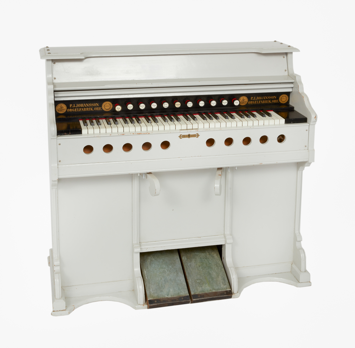 Orgel, vit.

Tillverkad av P J Johanssons orgelfabrik i Ore.