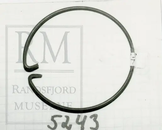 Ringen går nesten sammen og endene er bøyd inn 0,9 cm.
Ringen er av fjærtråd.