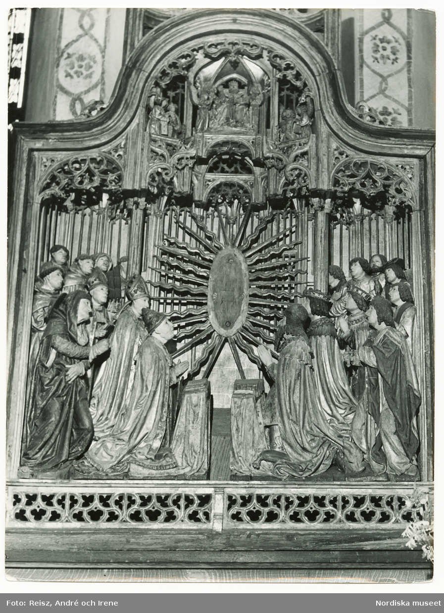 Västmanland. Detalj av flandriska altarskåpet  från 1520 i Sala sockenkyrkan, tillverkat i mästaren Pasquier Bormans verkstad i Bryssel,
föreställande Marie glorifikation och tillbedjan. I vänstra delen knäböjer påven och till höger kejsaren.