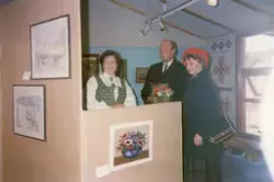 Kronprinsparet besøker Hitra 1989 : Omvisning i lokal kunst-