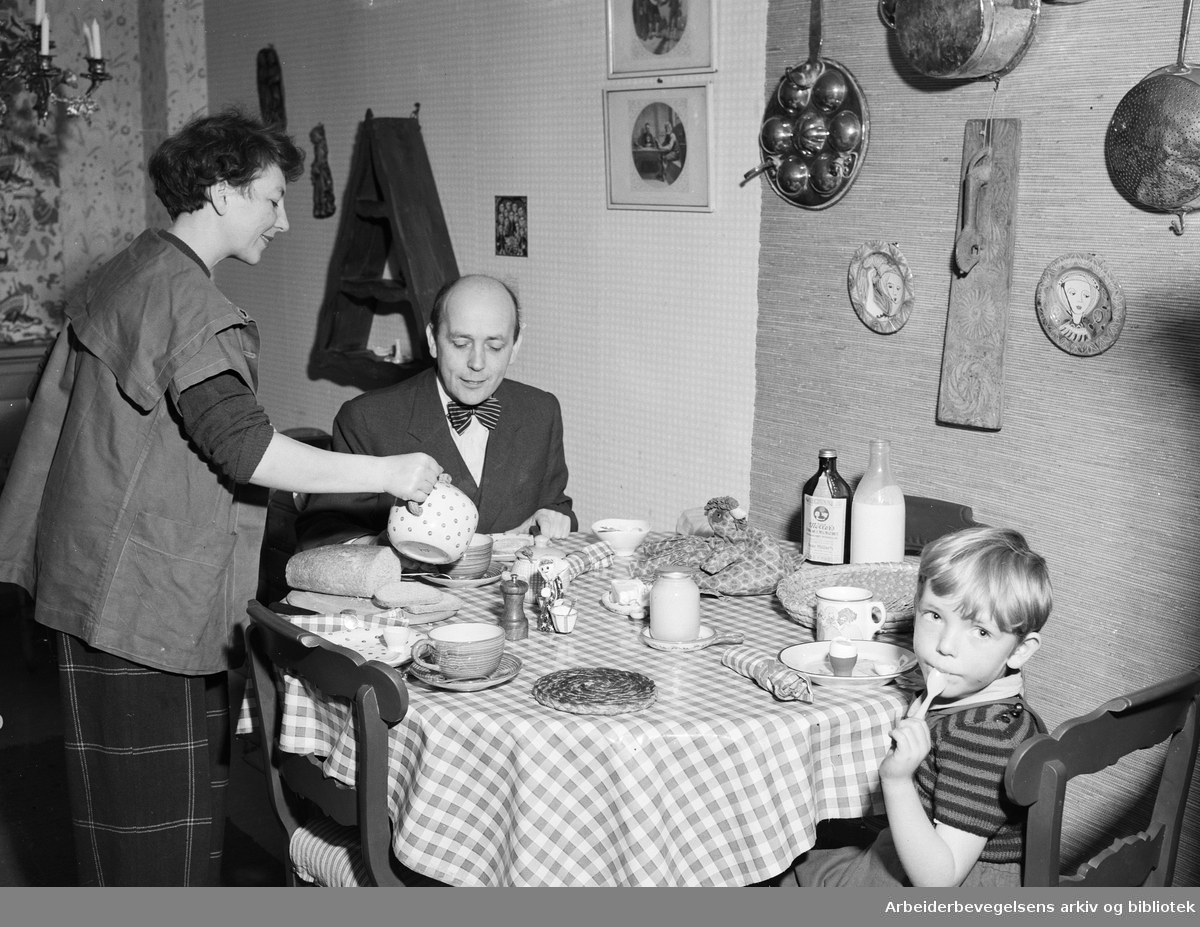 Ordfører Brynjulf Bull med familie. Senere Kommunalpolitiker Bernt Bull til høyre. Desember 1950.