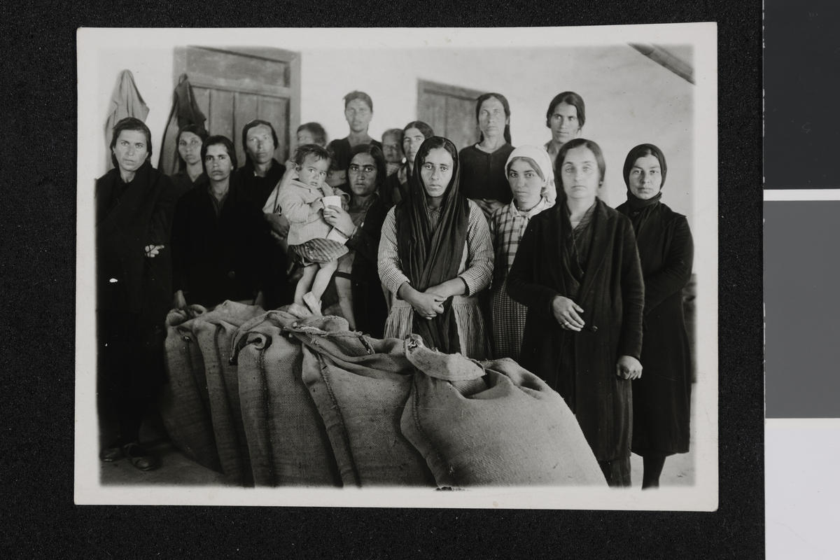 Armenske enker med barn har fått hvete. Fotografi samlet inn i forbindelse med Elisabeth Meyers bok; En Kvinnes Ferd til Persia.