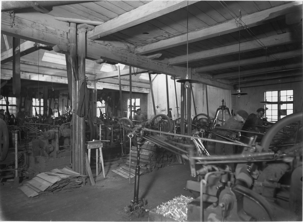 Interiör av spikfabrikens klippavdelning. Boxholms bruk.