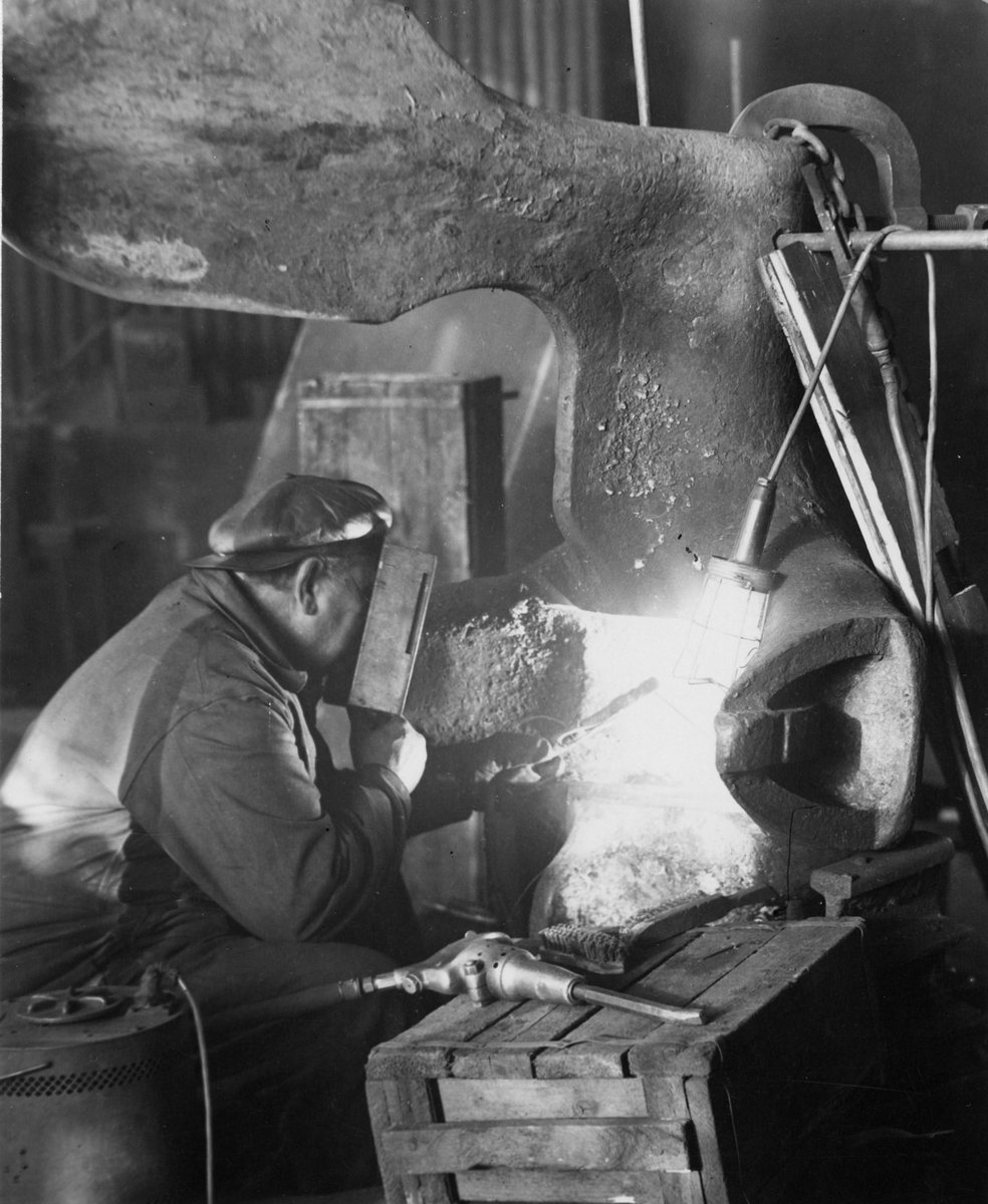Reparation av ankare medelst ljusbågssvetsning. Fotot var med i Tefas pristävlan 1941.