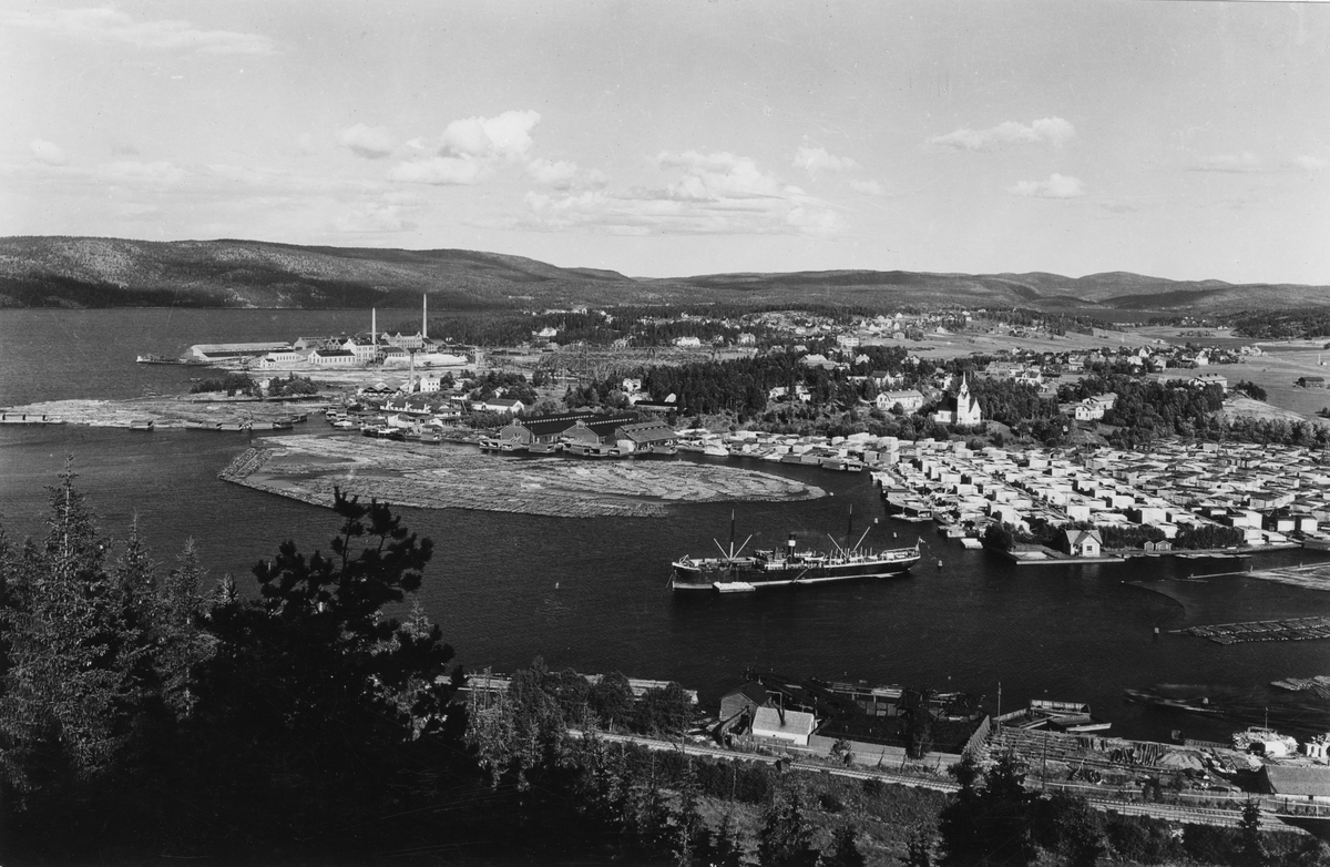 Kramfors aktiebolag. Utsikt över hamnen med östra brädgården, hyvleriet, östra sågen och sulfitfabriken.