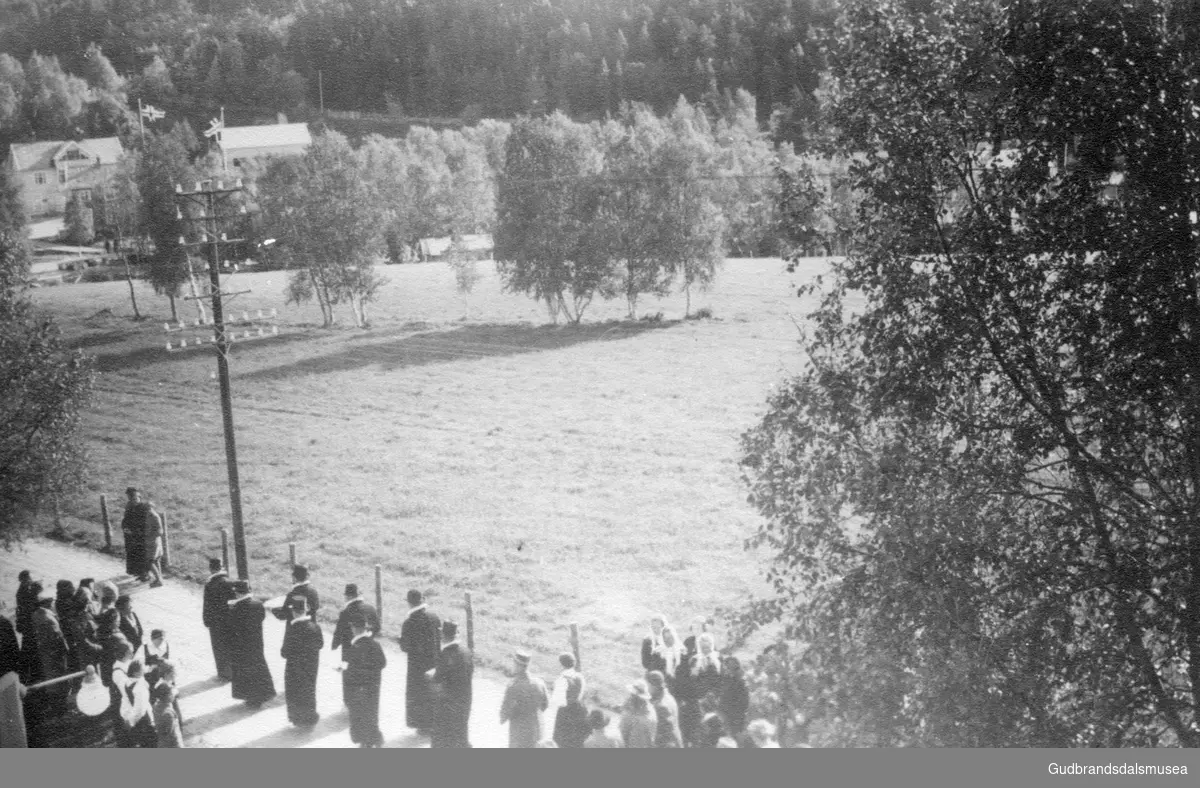 Frå vigslinga av Dombås kyrkje i 1939. Prosesjonen med biskop og prestar på veg frå Dombås Turisthotel til kyrkja.