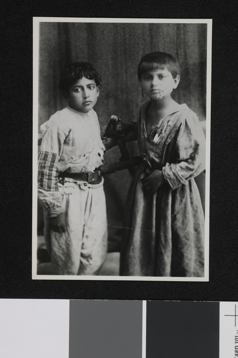 To armenske jenter. Fotografi samlet inn i forbindelse med Elisabeth Meyers bok; En Kvinnes Ferd til Persia.
