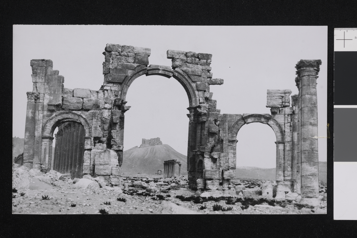 Ruiner i Palmyra. Fotografi tatt i forbindelse med Elisabeth Meyers bok; En Kvinnes Ferd til Persia.