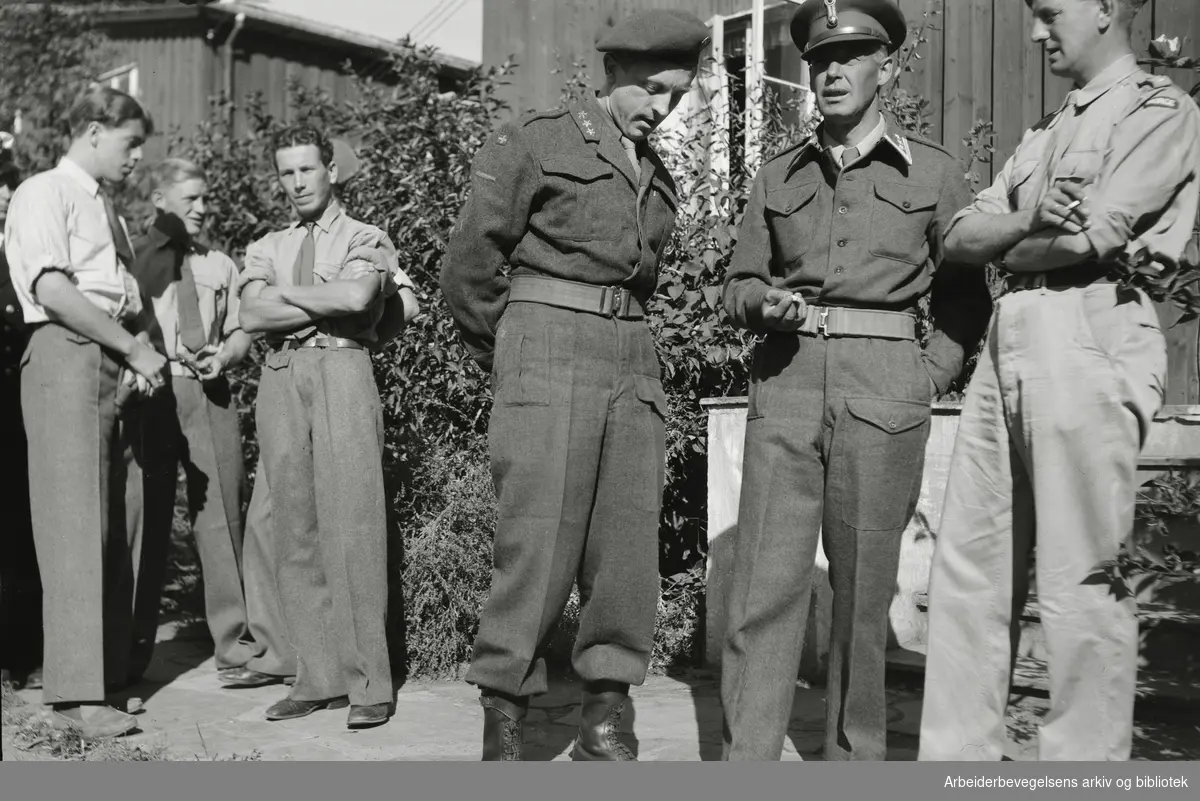 Utdanning av velferdspersonell i hæren på Forsvarets undervisnings og velferdsavdeling i Sannergata i Oslo. Til høyre oberst Ola Brandtstorp, kaptein Johan Klausen og kaptein Dagfinn Tveito. September 1947.