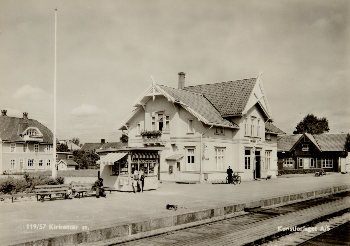 Postkort, Kirkenær stasjon, jernbanestasjon, stasjonsbygning, jernbanespor, Narvesen kiosk,