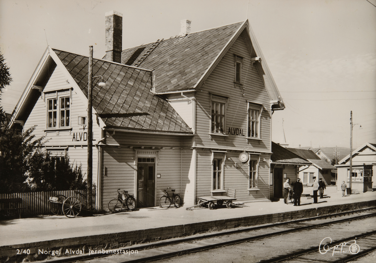 Postkort, Alvdal stasjon, jernbanestasjon, stasjonsbygning, jernbanespor,