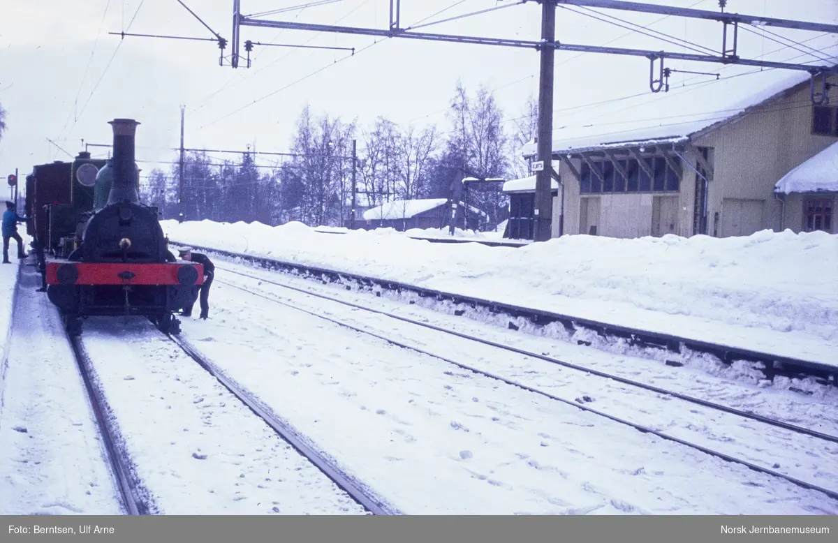 Rutebok for Norges 100 års-jubileum : Damplokomotiv type 2a nr. 17 "Caroline" på Kløfta stasjon