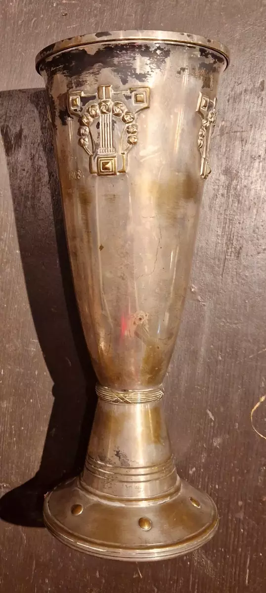 "Pokal, av nysilver. Graverat: "1:sta pris 6/9 1908", 34 cm." Gåva av: "Alb. Eriksson." (liggaren)