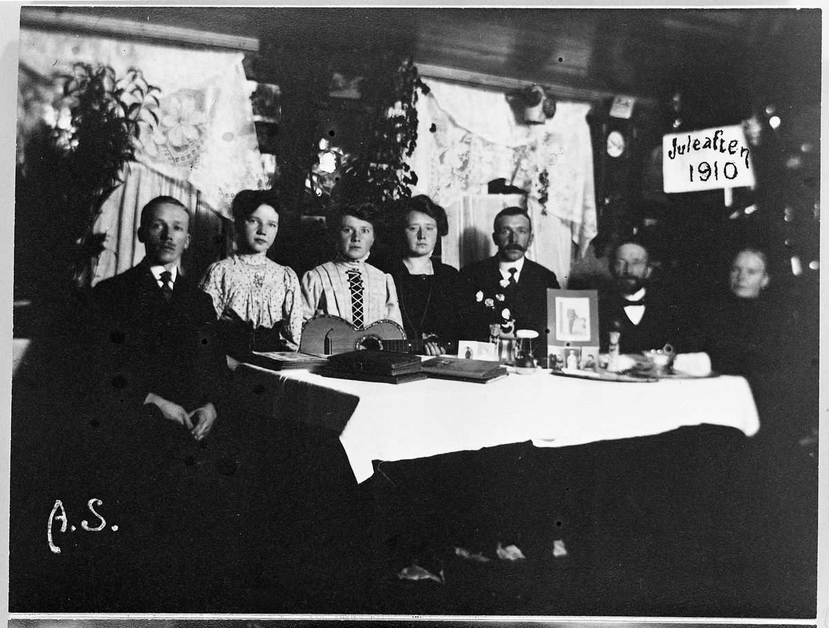 Johannes og Andrine Skinderviken (lengst til Høgre) og barna (fra venstre)Antonius, Anna, Maria, Johanne, og Bernhard Juulaften 1910.