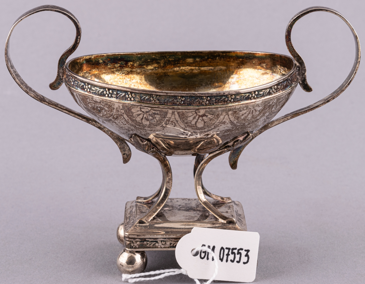 Saltkar, silver, och J R Borg, Gefle, 1820, grav. Eckell. I empirestil, med fyrkantig fotplatta på fyra kulfötter och oval skål.