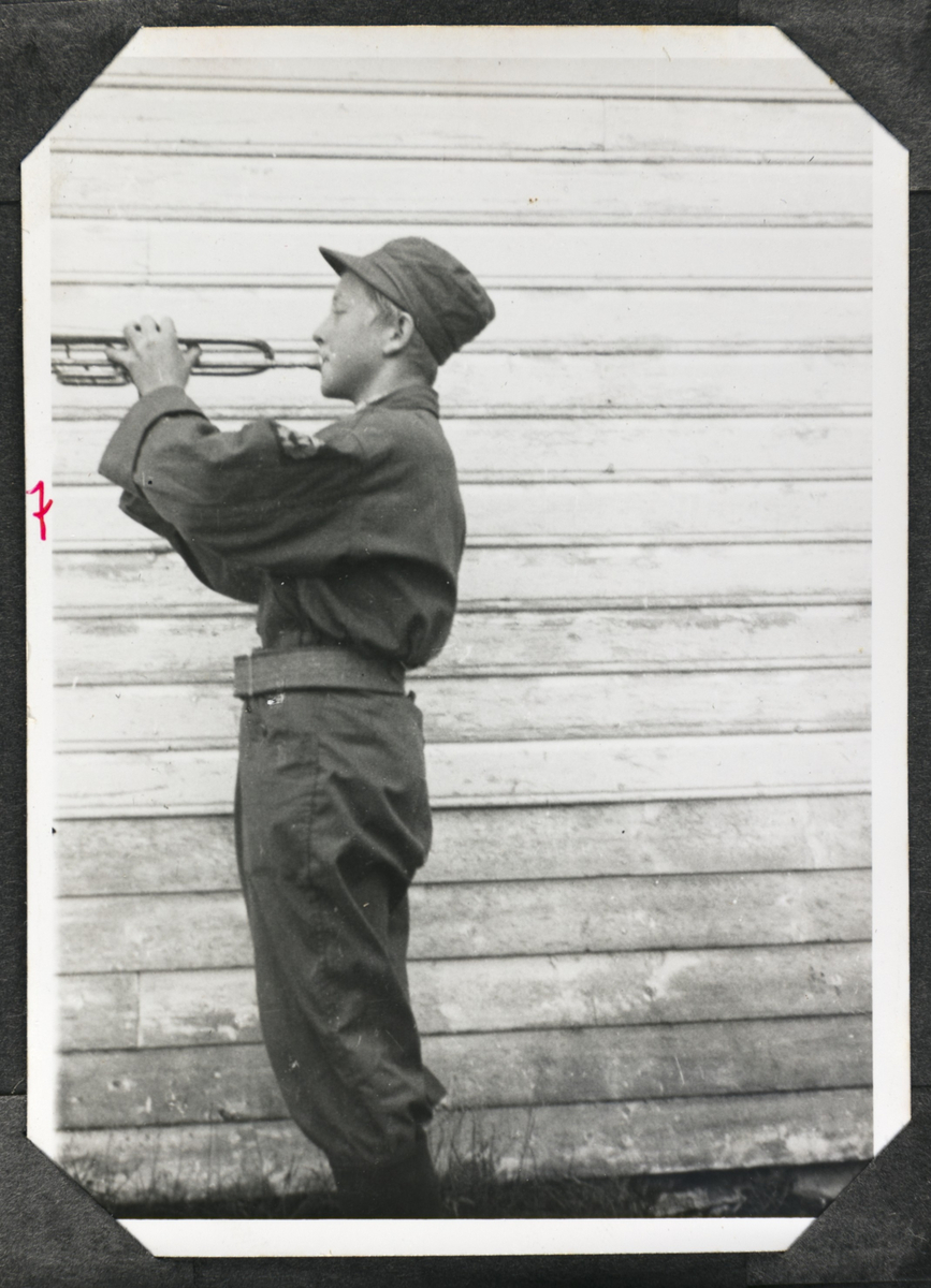 Gutt i Heimevernet spiller trompet.