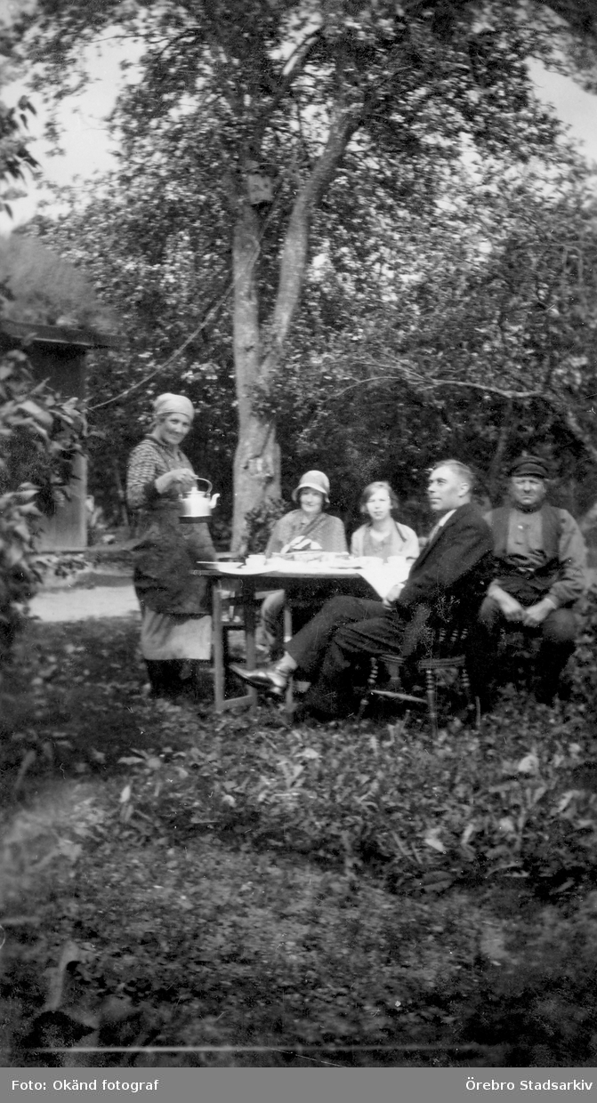 Kaffe i trädgården

Från vänster: Gerda, Signe, Britta, August Berg, Karl Larsson.