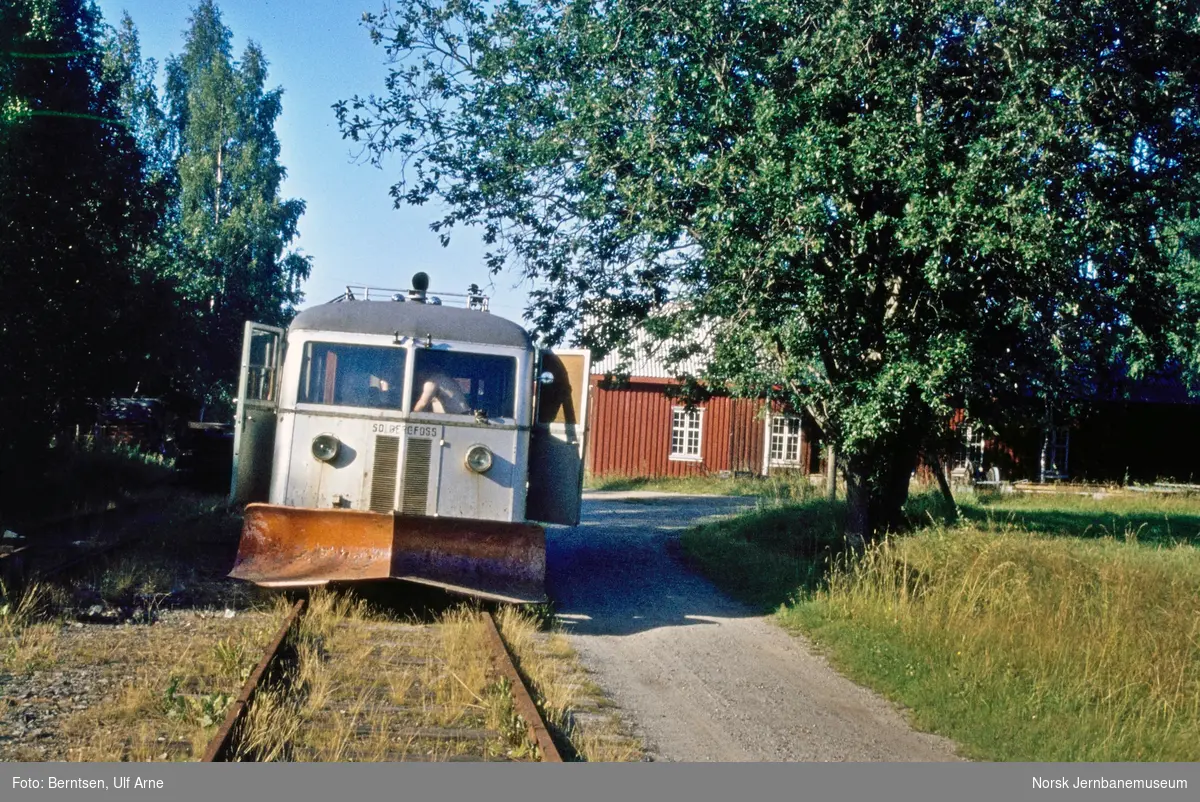 Askim-Solbergfossbanens motorvogn "Padda" utenfor vognhallen på Solbergfoss stasjon