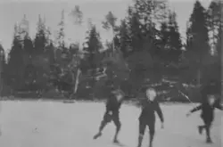 Skøyterenning på Gamlesetertjern i 1920. Fra høyre: Kåre Ska