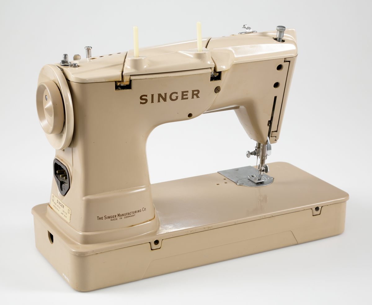 Elektrisk symaskin av märket Singer, model 401 G13, tillverkad i Tyskland mellan åren 1955-1959.