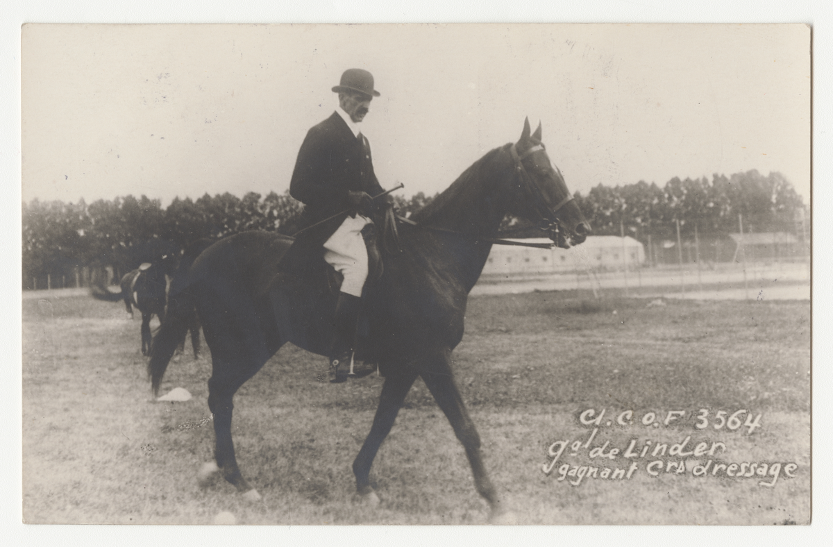 General Ernst Linder till häst under olympiska spelen i Paris 1924, guldmedaljör i dressyrritt.