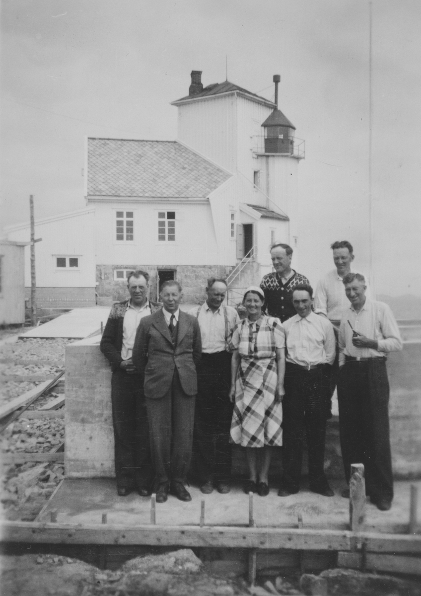 Børøholmen fyr, 1950. I forgrunnen står fyrvokteren med sin kone og arbeiderne som satte opp fyrmesterboligen.