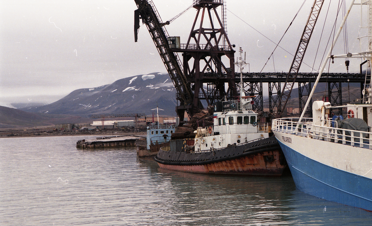 Fra reportasje i Svalbardposten nr. 32 18. .august 2000. Reportasjen om opprydning og hotell/turisme i Pyramiden. Båter til kai i Pyramiden. "Polarboy", slepebåt og landgangsfartøy.