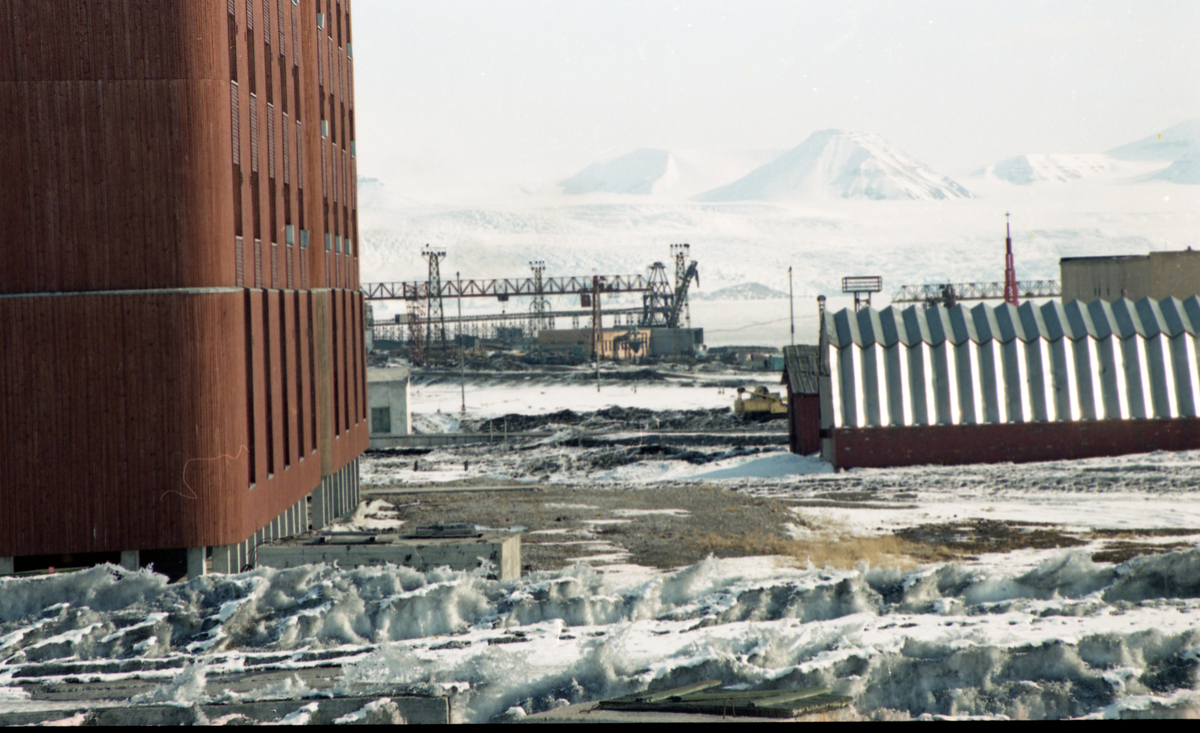 Fra Svalbardposten nr. 19 - 15. mai 1998. Reportasje om avviklingen av Pyramiden. Kaianlegget med Nordenskiöldbreen i bakgrunnen.