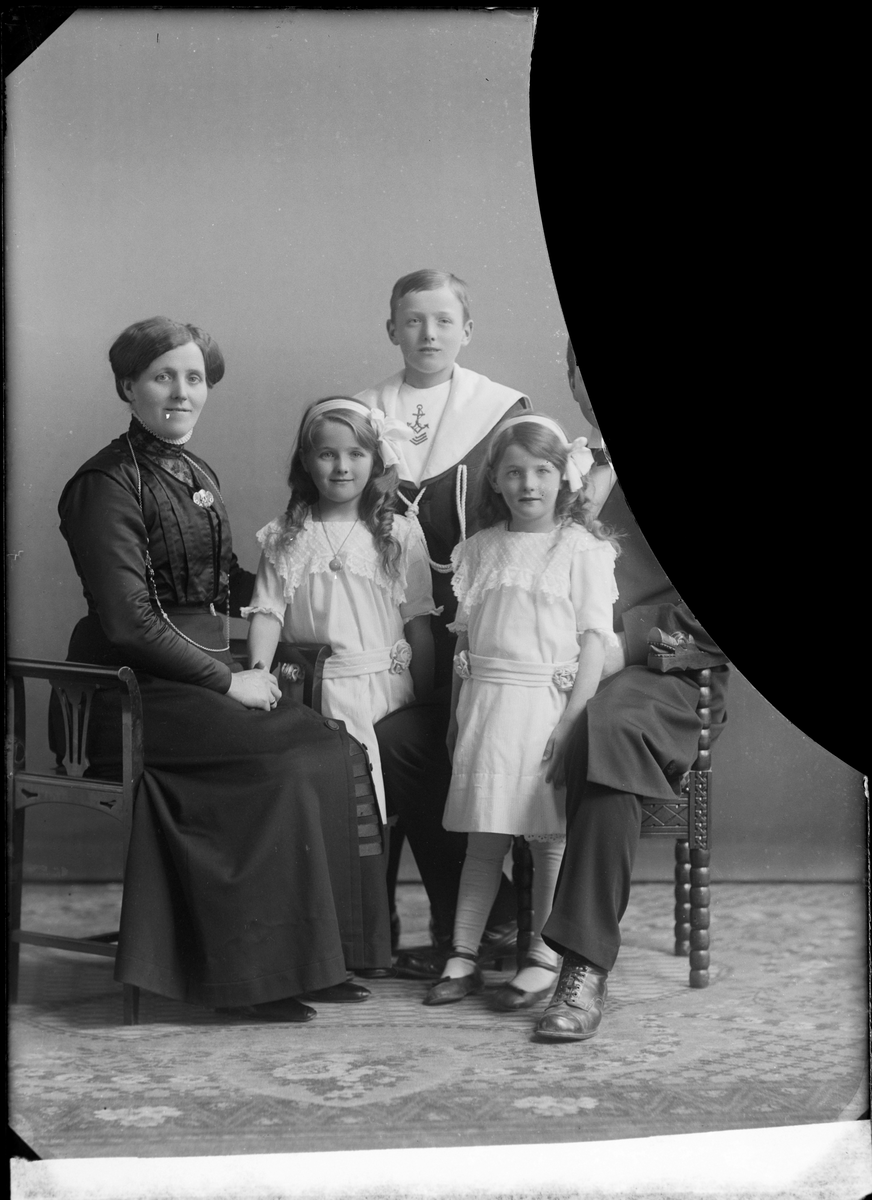 Fotograf Alf Schrøder med familie. Fra venstre: konen Martha, Svanhild, Eilif, Rakel og Alf Schrøder.