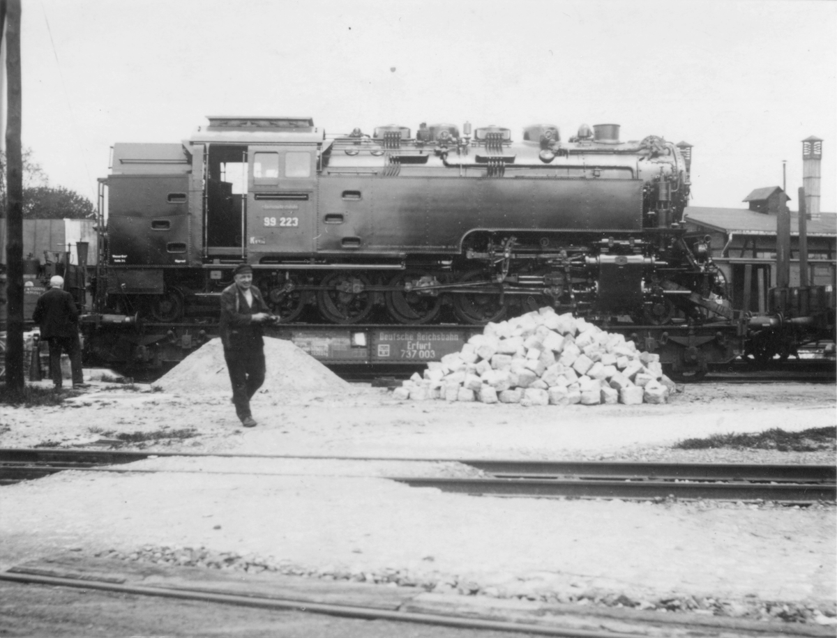 Damplokomotiv nr. 99-223 på en transportvogn på vei til Norge i 1943.