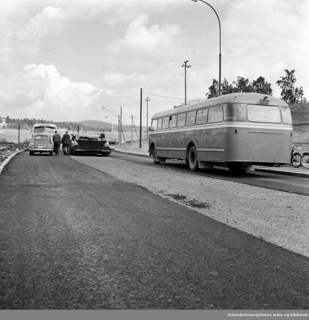 Trondheimsveien: Ny bro over Grorudbanen ved Rødtvet. Juni 1960