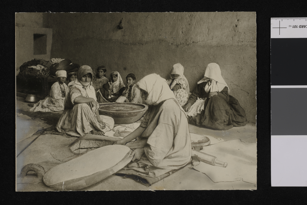 Kvinner som baker og barn som ser på. Noen av kvinnene har skjult ansiktet. Fotografi tatt i forbindelse med Elisabeth Meyers bok; En Kvinnes ferd til Persia.
