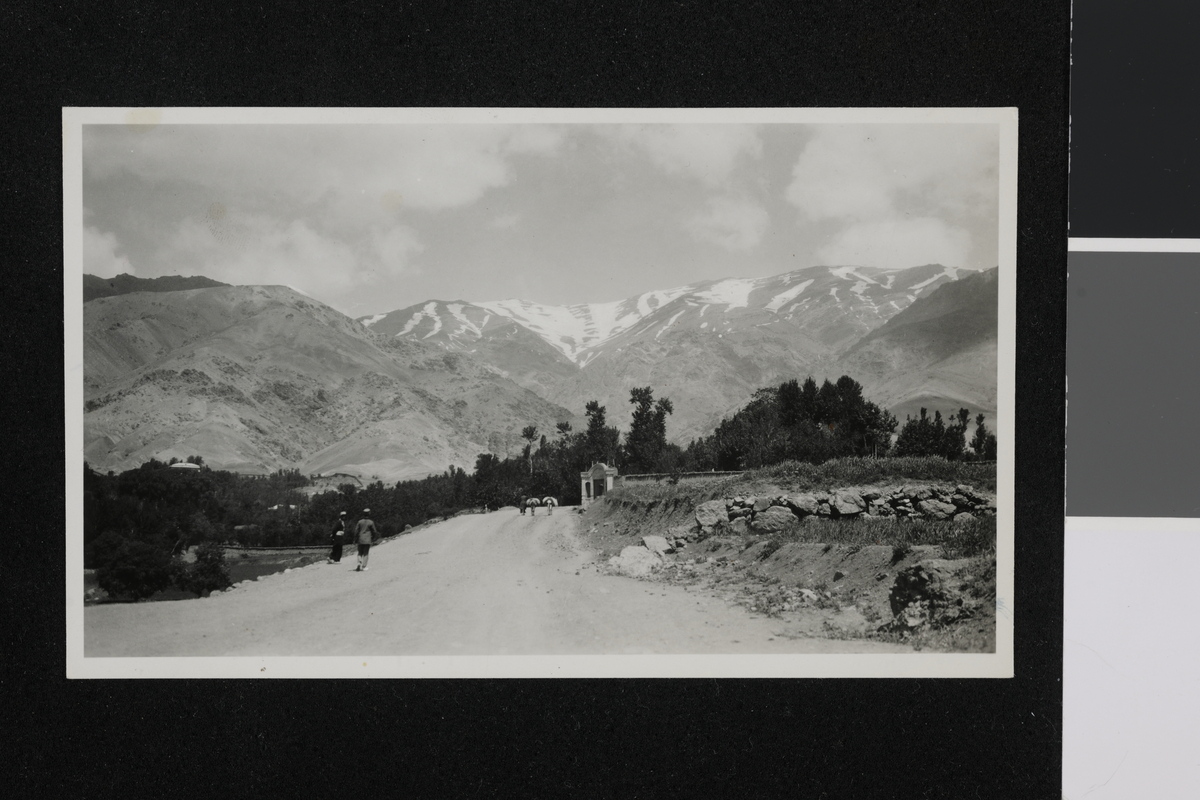 Vei med fjell i bakgrunnen. Shimran uten for Teheran. Fotografi tatt/ samlet i forbindelse med Elisabeth Meyers bok; En Kvinnes ferd til Persia.