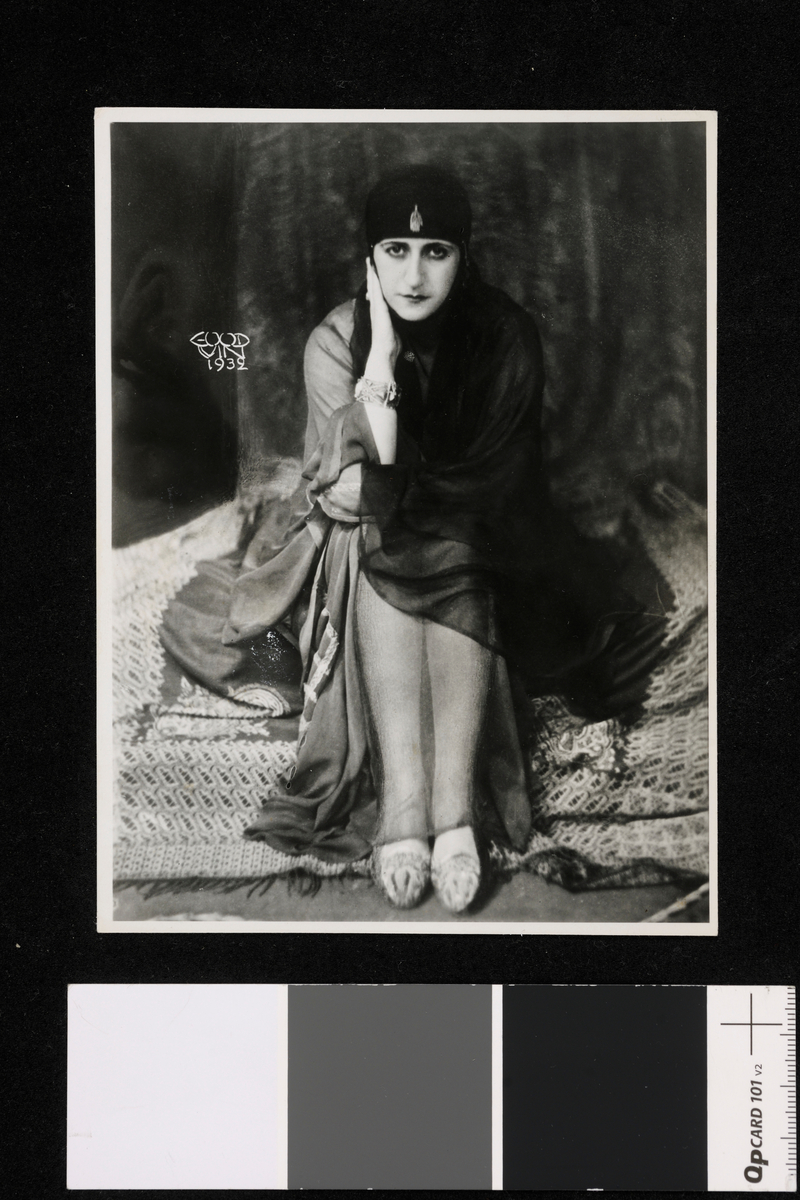 Sangerinnen Isabella (Isobel) Marguerite Joséphine Ghasal-Öhman (1896-1989). Fotografier tatt av/ samlet inn av Elisabeth Meyer fra reise til Iran 1929.