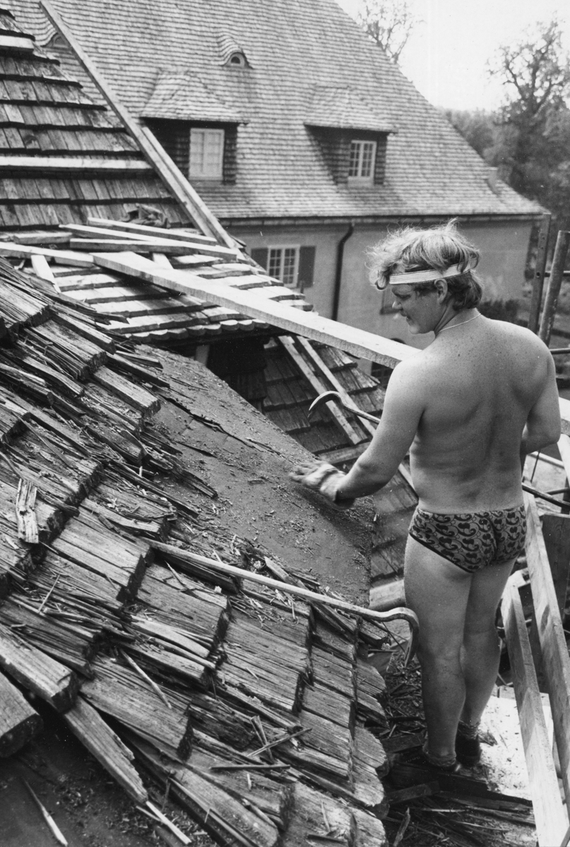 Under året 1979 genomfördes genomgripande takläggningsarbeten på huvudbyggnaden till Adelsnäs. Det gamla och uttjänta spåntaket byttes ut mot skiffer. Den 1 juni var uppenbarligen en varm dag som tarvade lätt mundering.