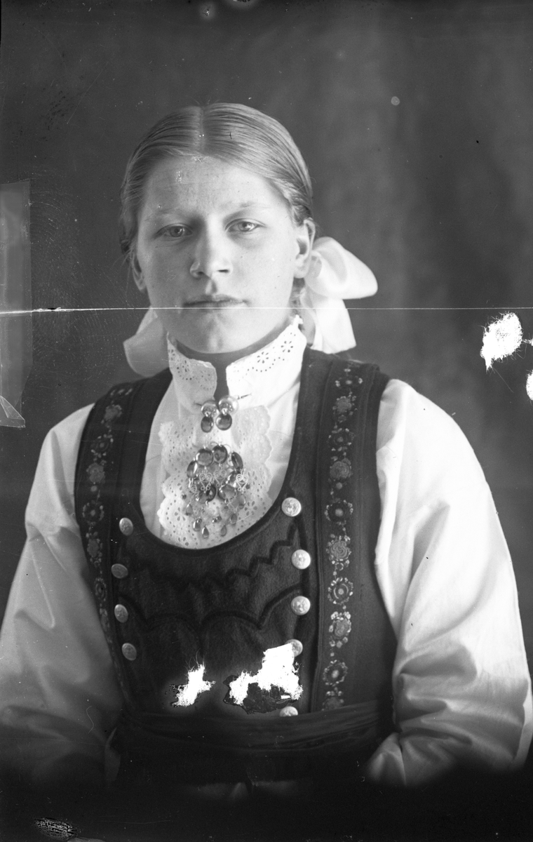 Bildet viser portrett av Guro Jonsjord (Mårdalen) fra ca 1919

Fotosamling etter Øystein O. Jonsjords (1895-1968), Tinn.