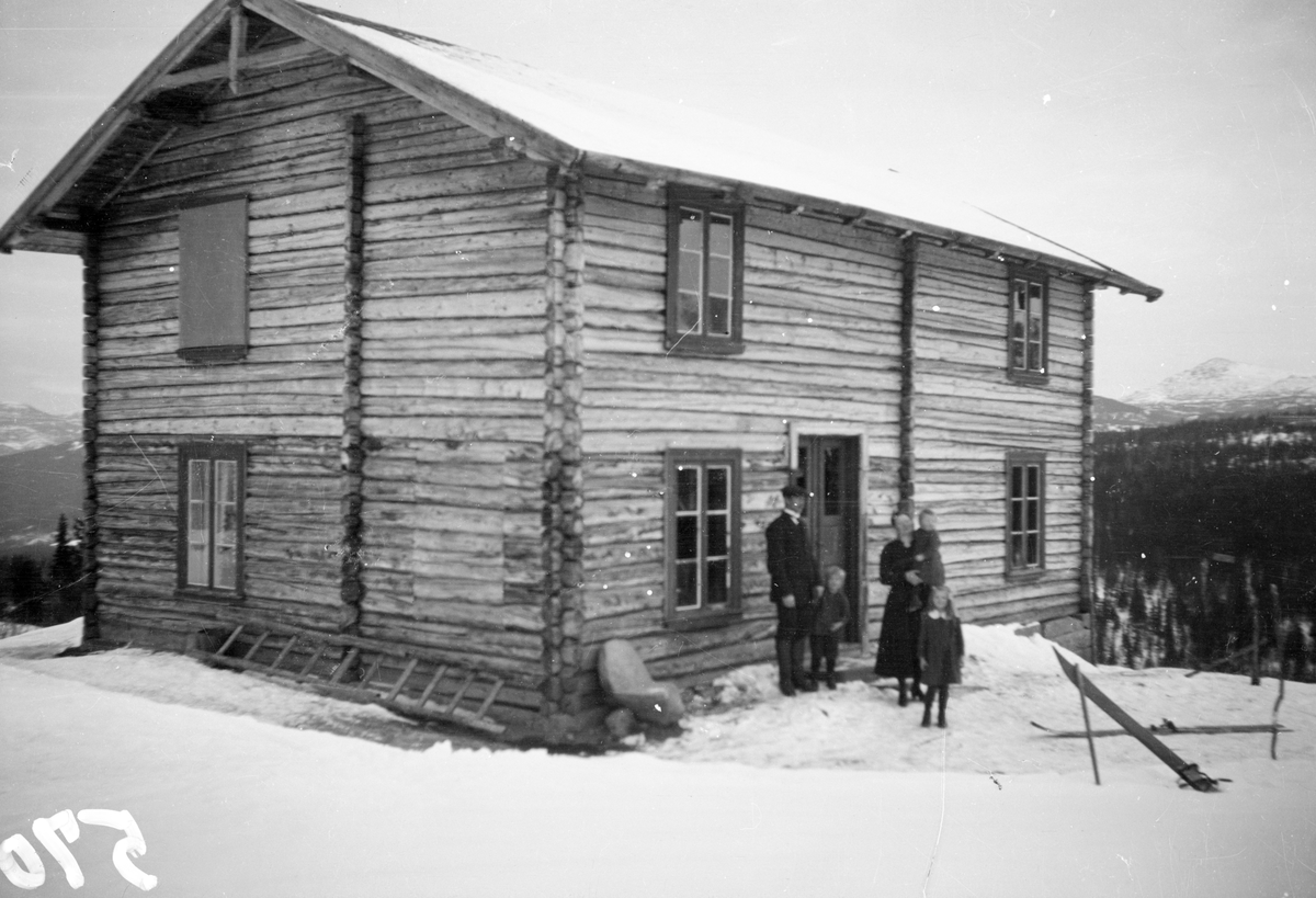 bilder viser Lien i Veggli med Anne og Olav med barn

Fotosamling etter Øystein O. Jonsjords (1895-1968), Tinn.