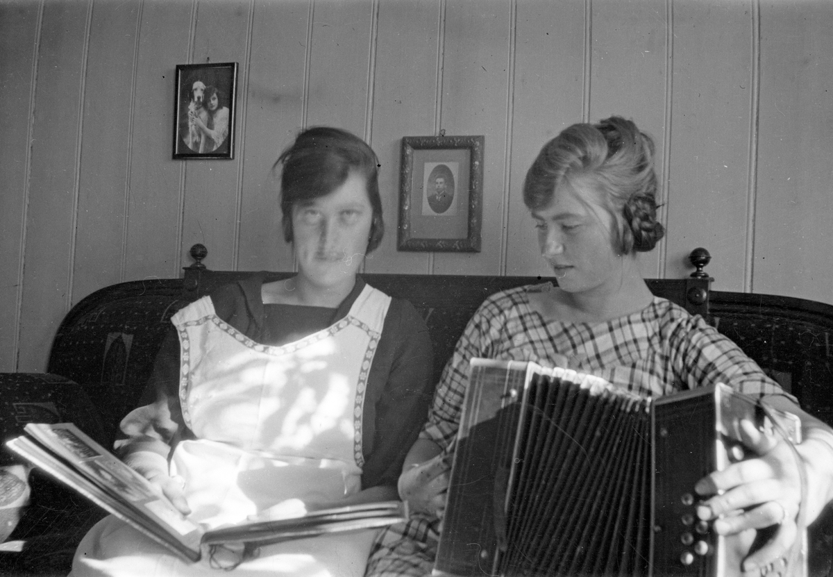 Bilde viser portrett av familie på Farsjø, Sannidal

Fotosamling etter Øystein O. Jonsjords (1895-1968), Tinn.