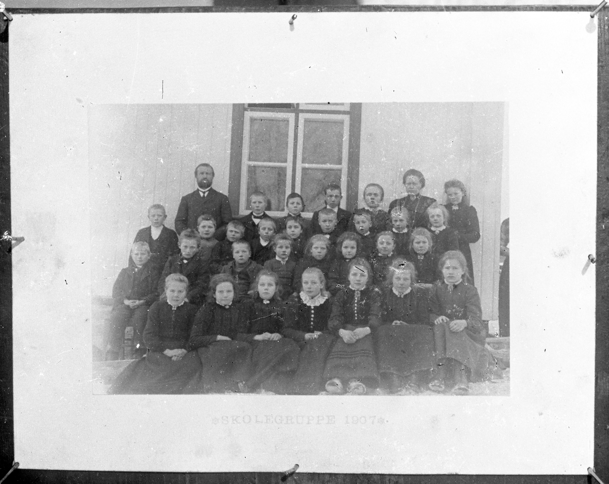 Bilde viser repro av skoleklasse, med lærer Olav Gravir

Fotosamling etter Øystein O. Jonsjords (1895-1968), Tinn.