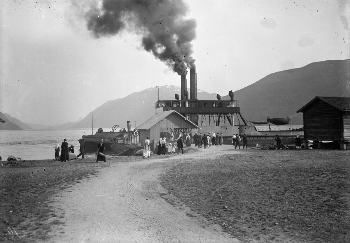 Bilde viser D/S Rukanfoss ved Austbygdi brygge

Fotosamling etter Øystein O. Jonsjords (1895-1968), Tinn.