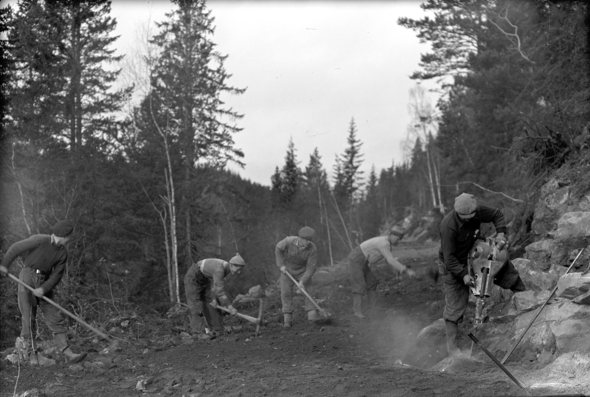 Bilde viser arbeidslaget på skirvedalsvegen, og utsikt fra brua 1952-53

Fotosamling etter Øystein O. Jonsjords (1895-1968), Tinn.