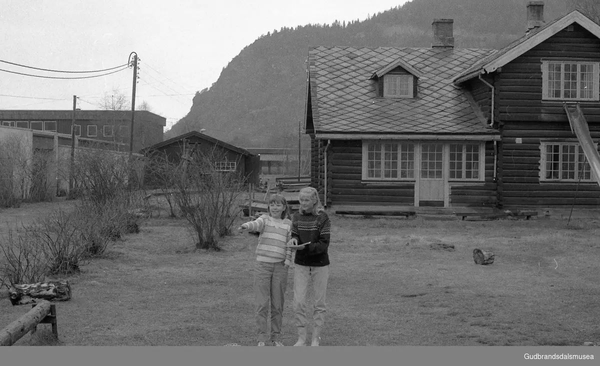 Prekeil'n, skuleavis Vågå ungdomsskule, ca 1985
 NN. Line Løkken.