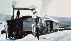 Vannfylling på damplokomotiv type 21b nr. 225, her med godst