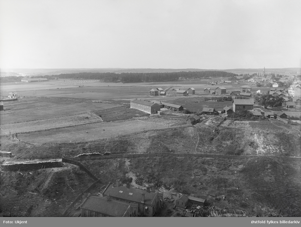Bebyggelse og løkker rundt St. Olafs Vold (arbeiderbolig), Sarpsborg 1890. Borregaard hovedgård i bakgrunnen til venstre.
Se bilde 2 med utsnitt av St. Olafs Vold.