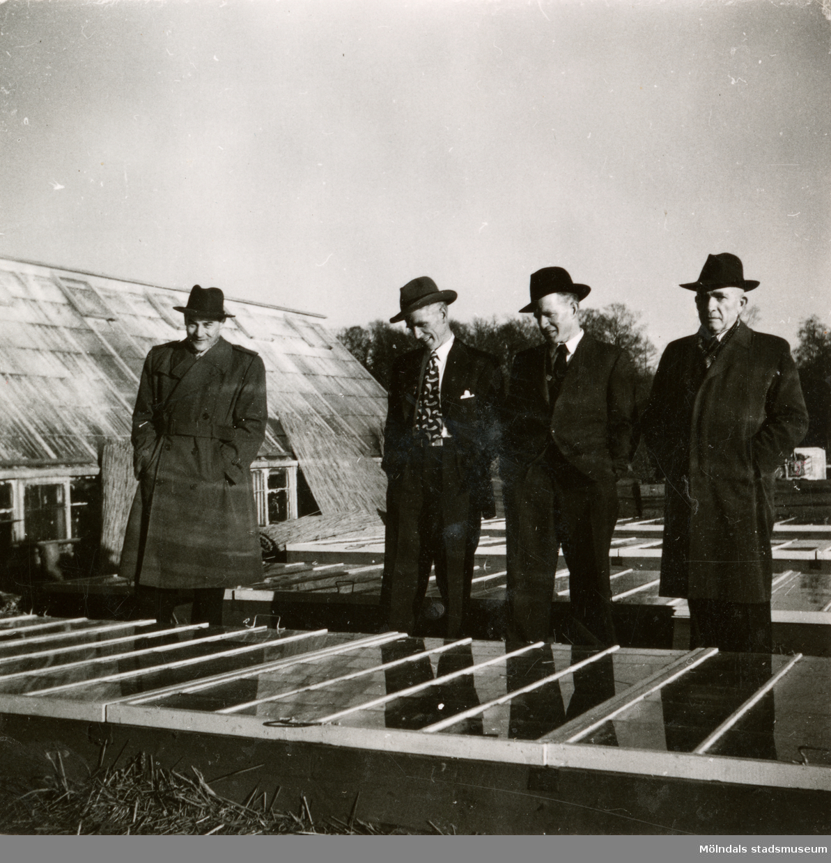 Fyra män står tillsammans vid Stretereds drivbänkar/växthus, 1940-tal. Längst till höger ses skomakare Carl Krantz (1880 - 1956) som arbetade som skomakar-lärare vid Stretereds vårdhem. En av männen är trädgårdsmästare Lundberg.