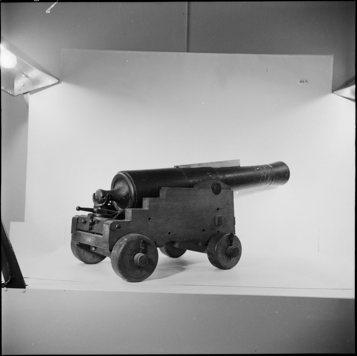 Kanonmodell: kanon med styckelåda stående på rörligt batteri av Chapmans modell. Modellen av trä och järn. Lavetten L = 525 mm B = 400 H = 290 mm.