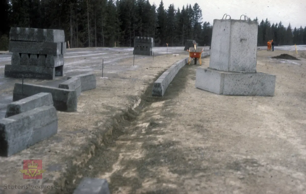 Bygging av ny E-6 mellom Sluppen og Tonstad. Kantstein og skiltfundament kommer på plass.