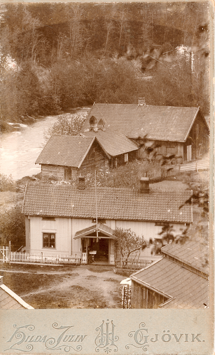 Holmen Brænderi, i forgrunnen boligen til brennerimesteren som fra etter 1913 var Johan Skyberg. Skybergstua.