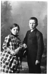 Agnes Gjestvang gift Hjerkinn f. 1880 og broren Frantz Gjest